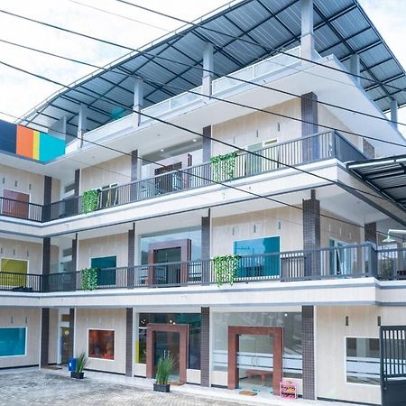 Sans Hotel Queen Batu Sumber Brantas エクステリア 写真