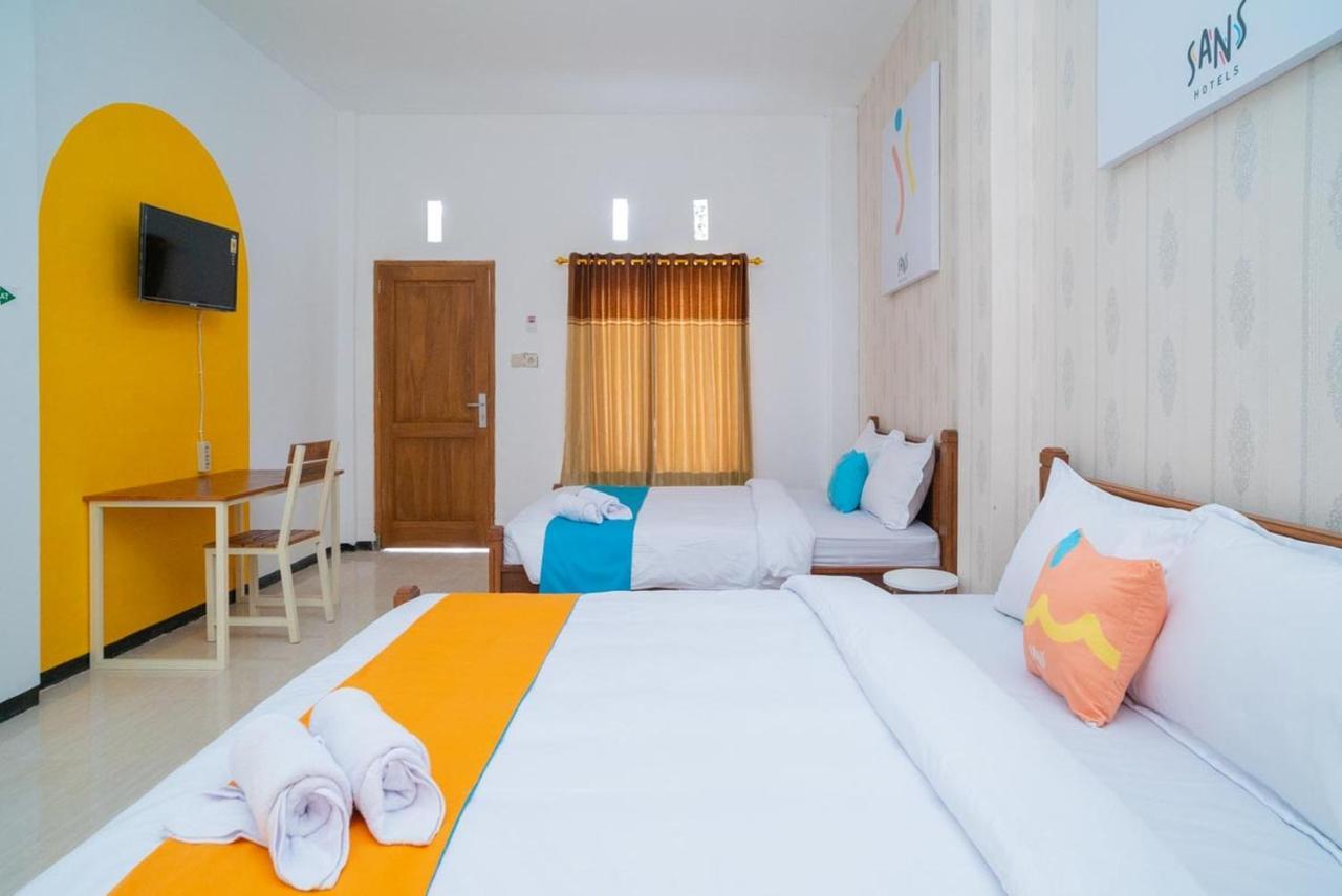 Sans Hotel Queen Batu Sumber Brantas エクステリア 写真