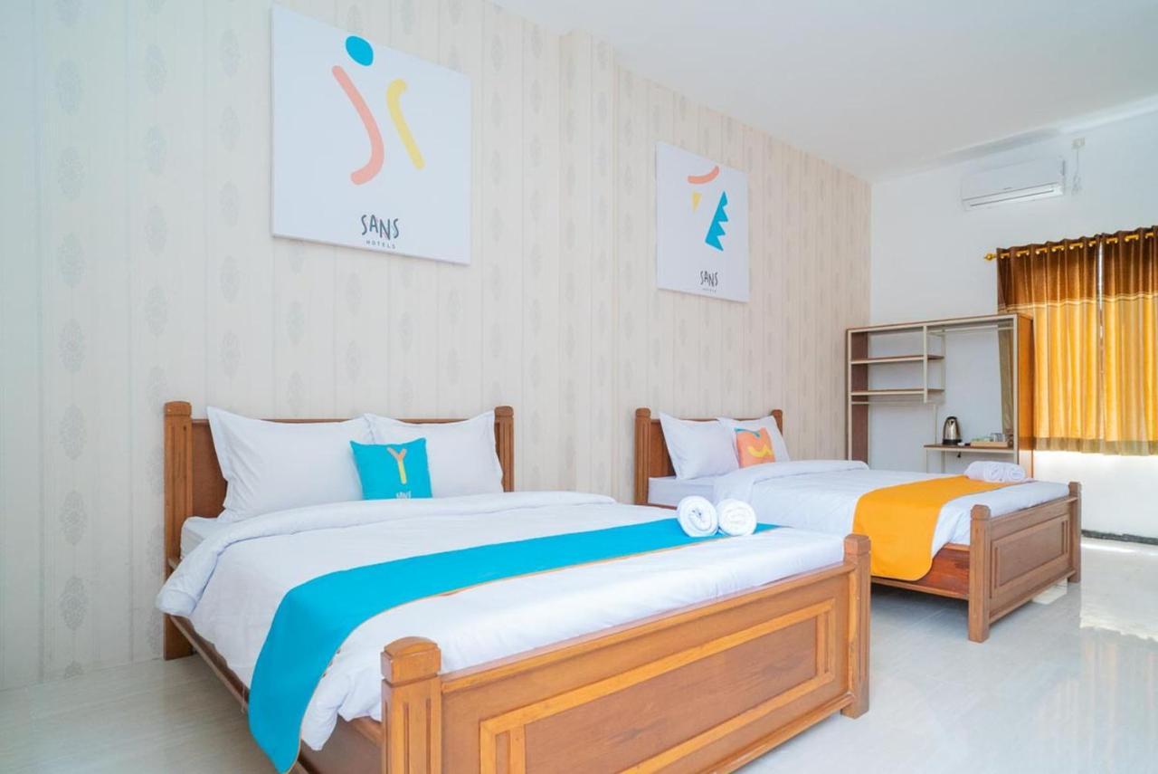 Sans Hotel Queen Batu Sumber Brantas エクステリア 写真