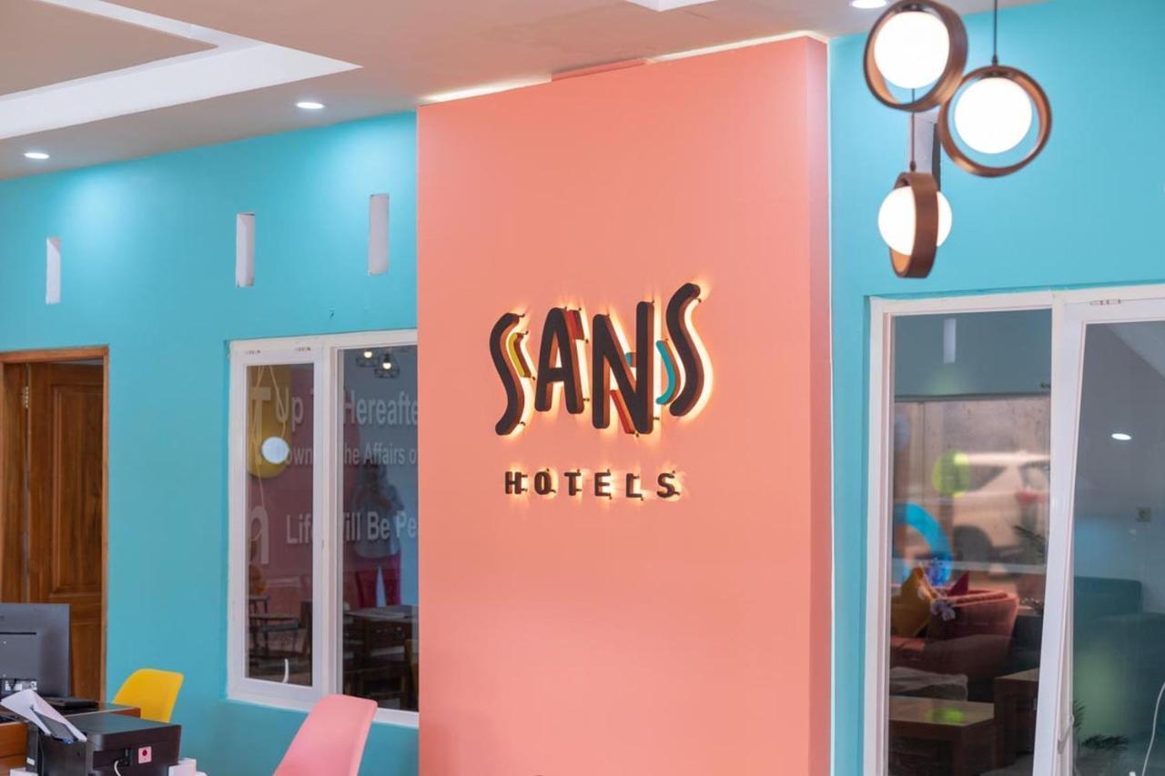 Sans Hotel Queen Batu Sumber Brantas エクステリア 写真
