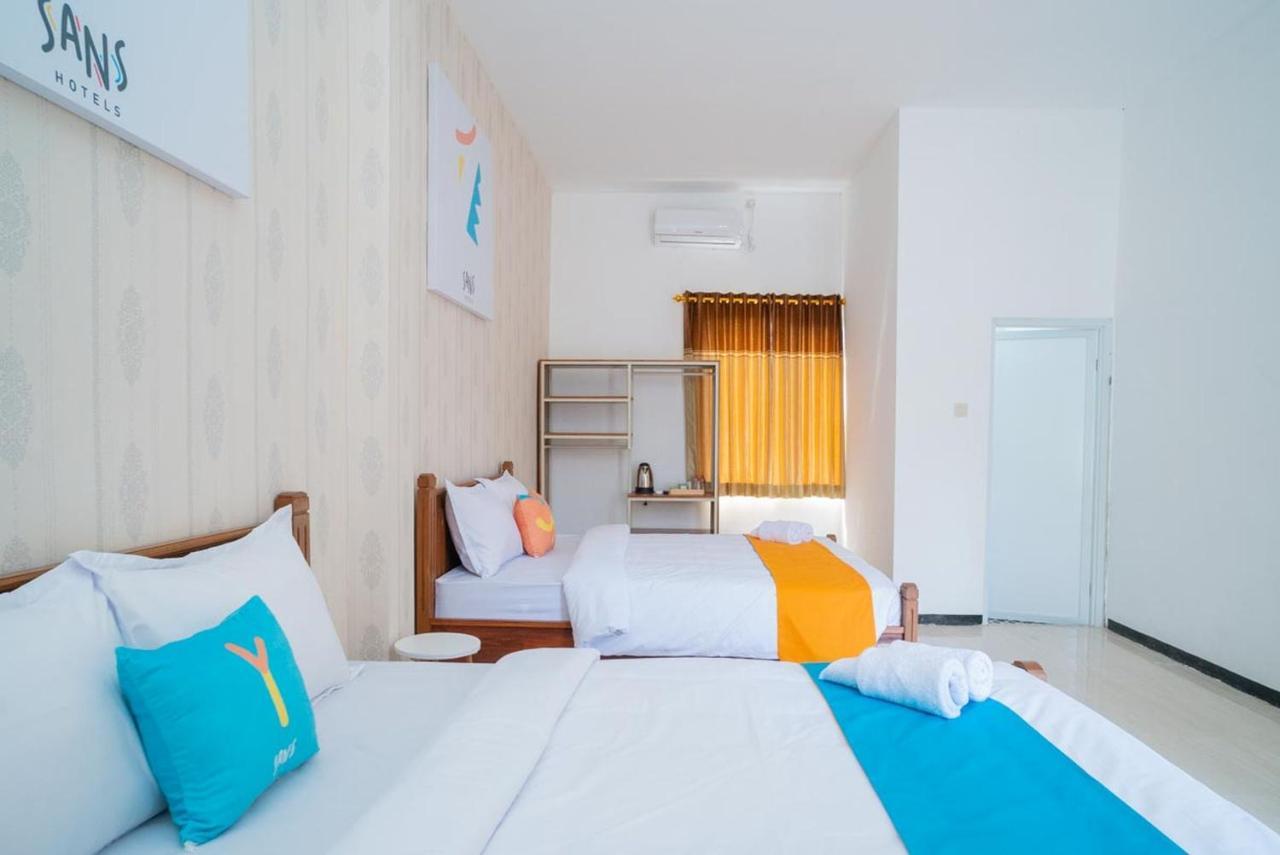 Sans Hotel Queen Batu Sumber Brantas エクステリア 写真