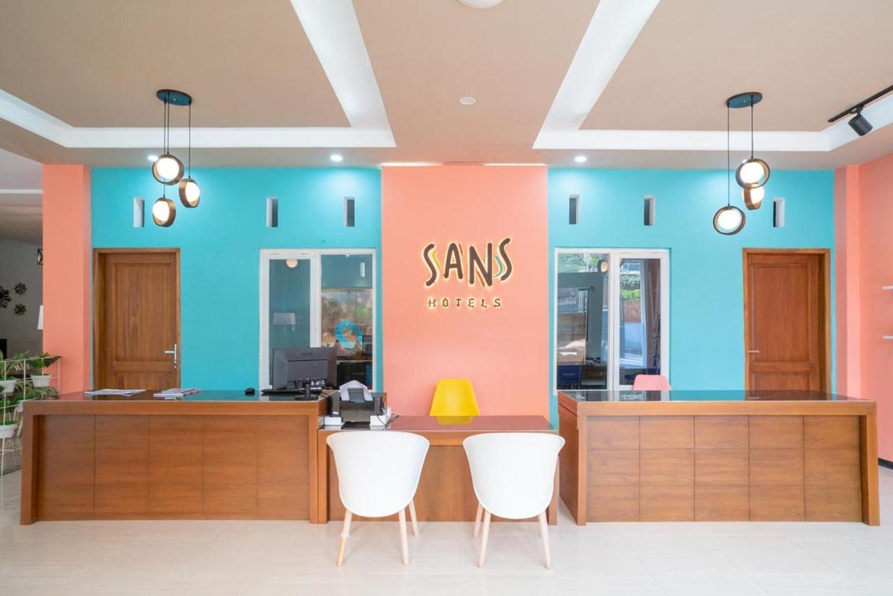 Sans Hotel Queen Batu Sumber Brantas エクステリア 写真
