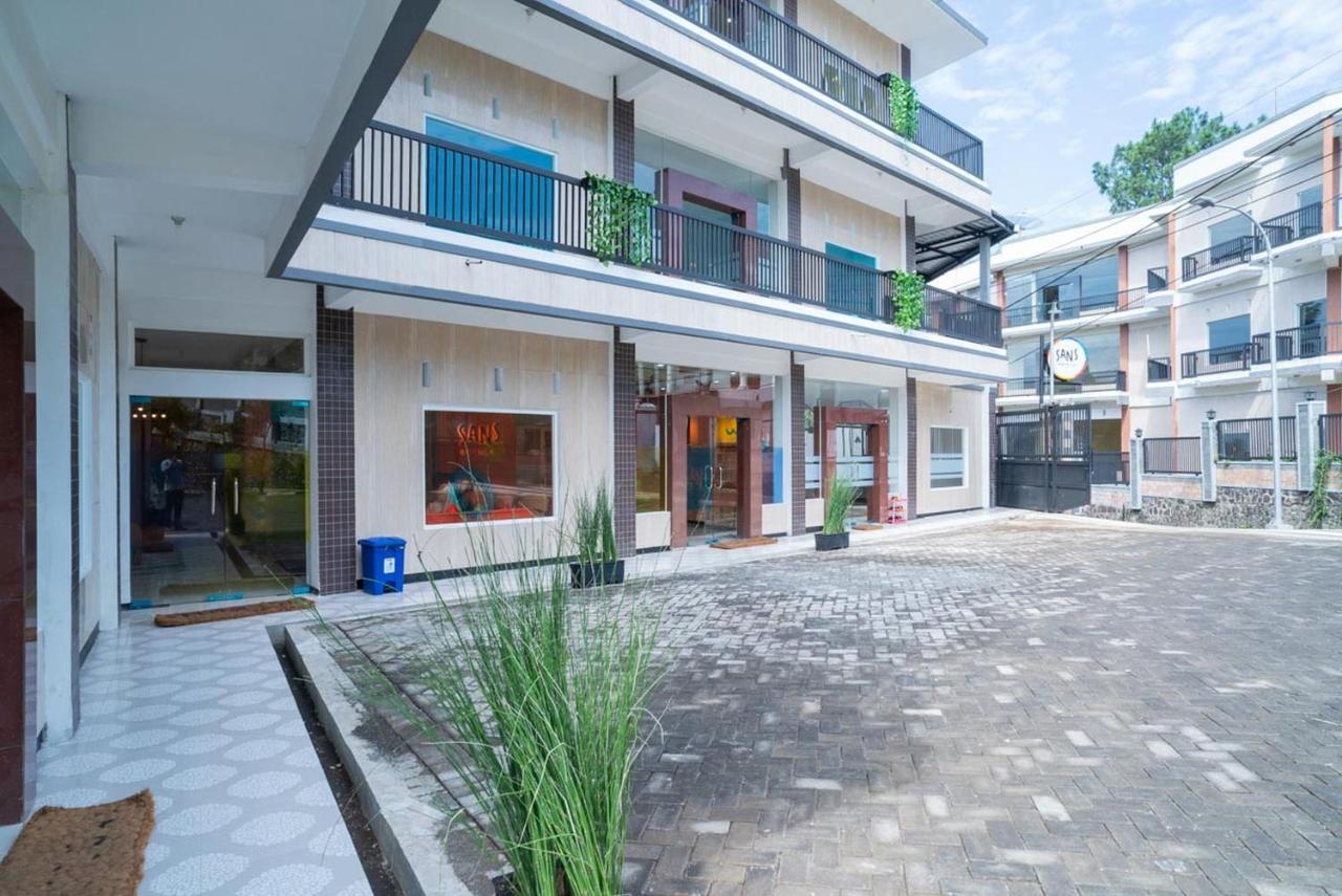 Sans Hotel Queen Batu Sumber Brantas エクステリア 写真