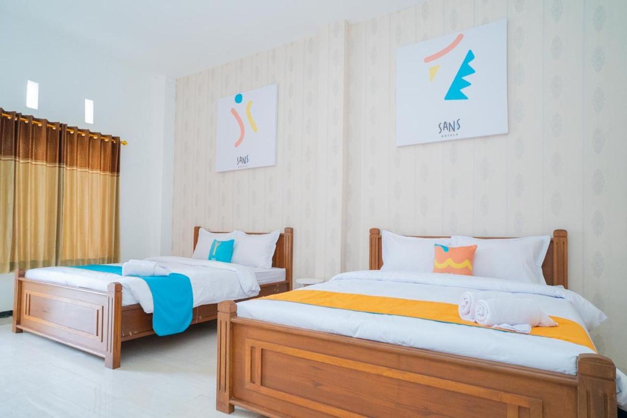 Sans Hotel Queen Batu Sumber Brantas エクステリア 写真