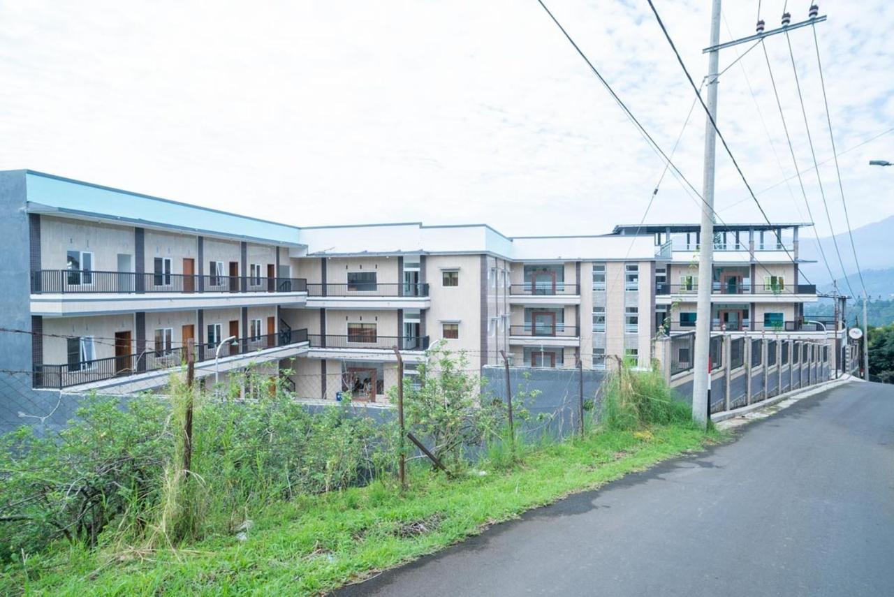 Sans Hotel Queen Batu Sumber Brantas エクステリア 写真