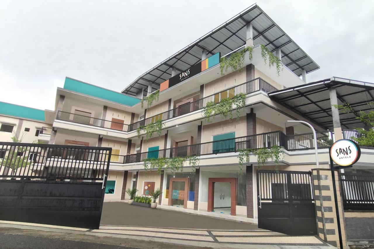 Sans Hotel Queen Batu Sumber Brantas エクステリア 写真