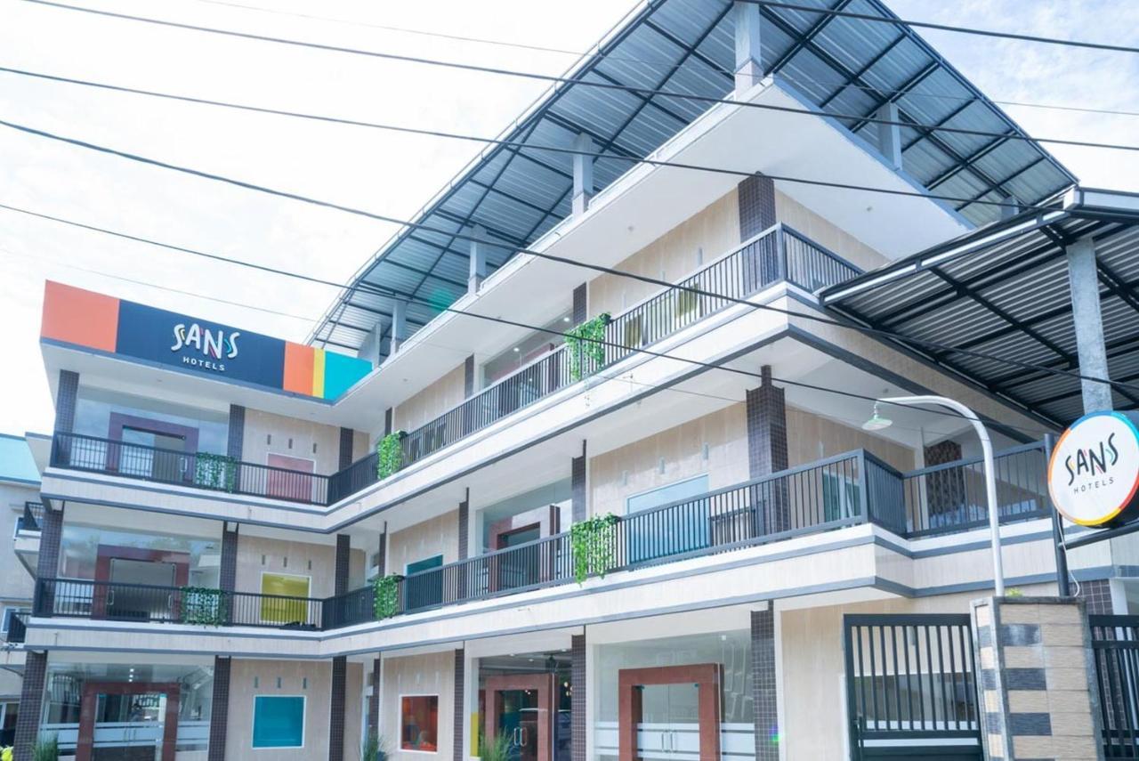 Sans Hotel Queen Batu Sumber Brantas エクステリア 写真