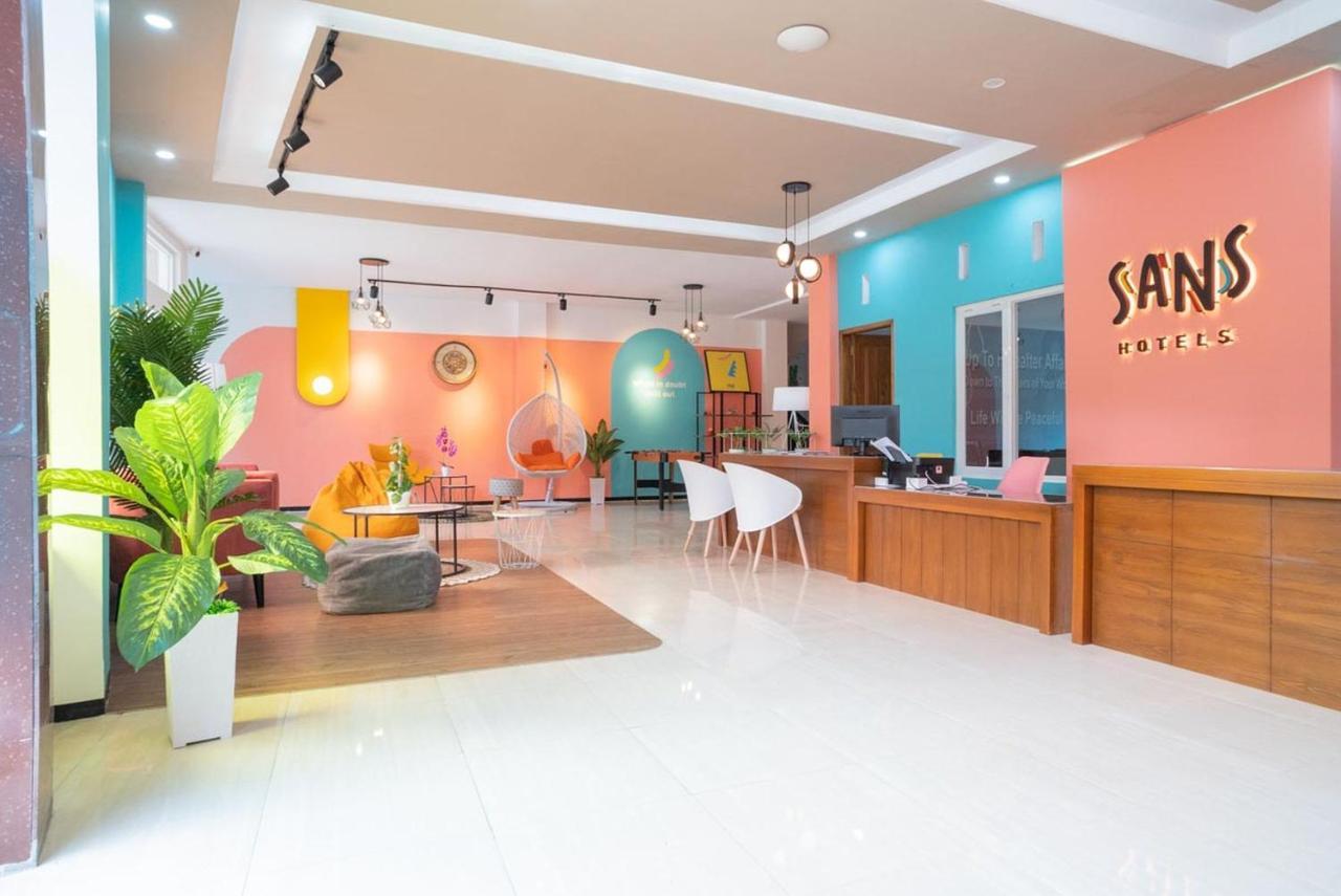 Sans Hotel Queen Batu Sumber Brantas エクステリア 写真