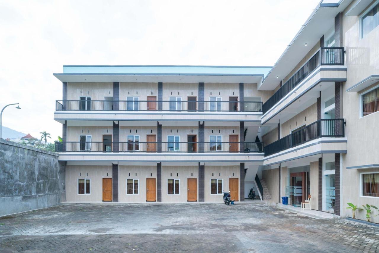 Sans Hotel Queen Batu Sumber Brantas エクステリア 写真