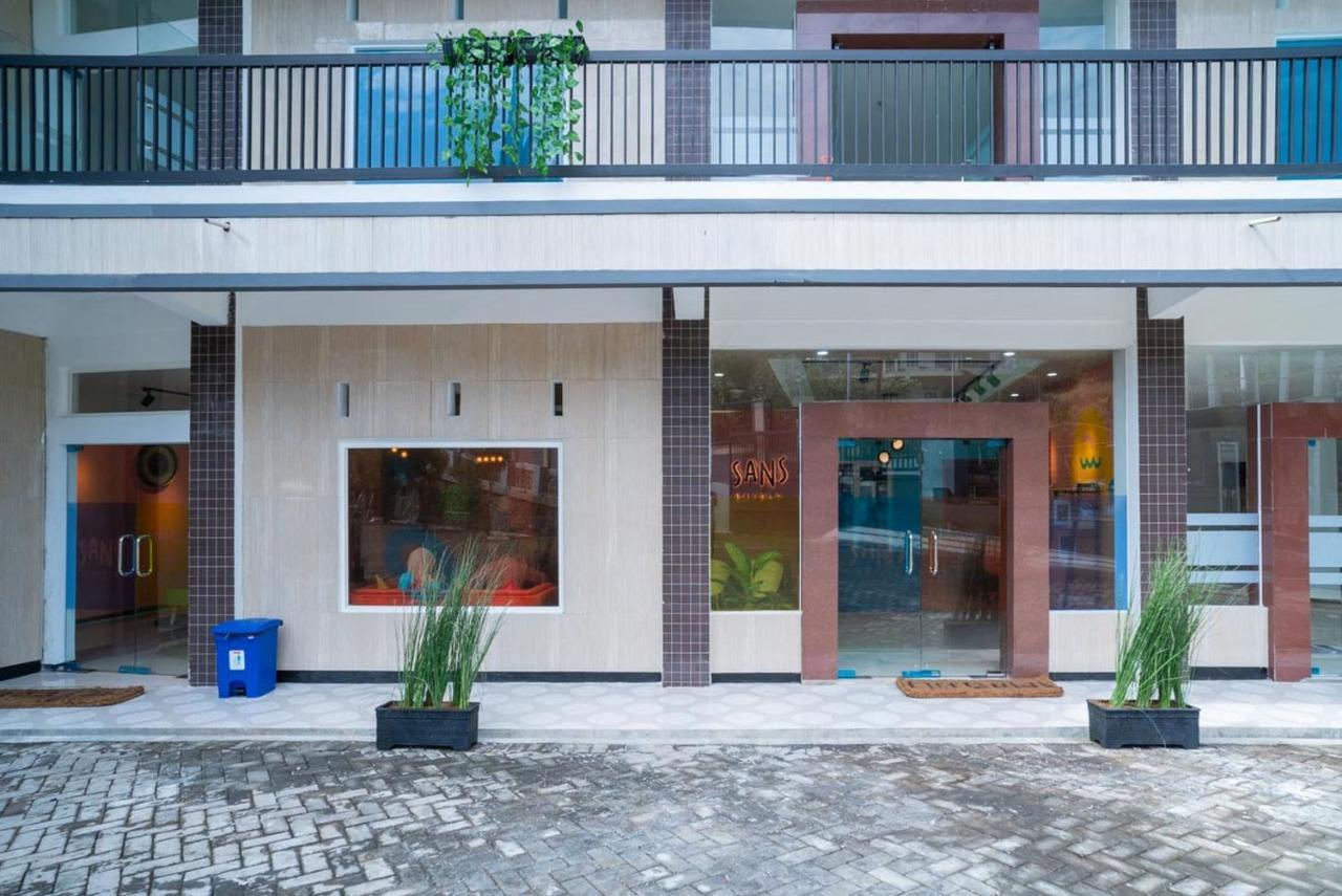 Sans Hotel Queen Batu Sumber Brantas エクステリア 写真